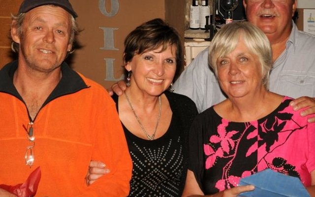 Vlnr is Wayne Devitt, Jane Bailey en Annemarie Watney, met voorsitter Theuns Roodman agter regs